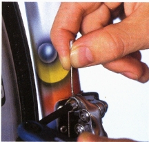 Undo the cable- fixing clamp until the cable comes free. 