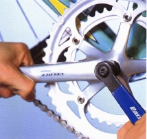 Use a crankarm extractor to remove the crankset if it is not the self-removing type.